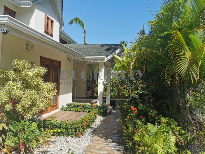 Ref: V-V2 Magnífica villa privada en residencial seguro a 200 m de la playa